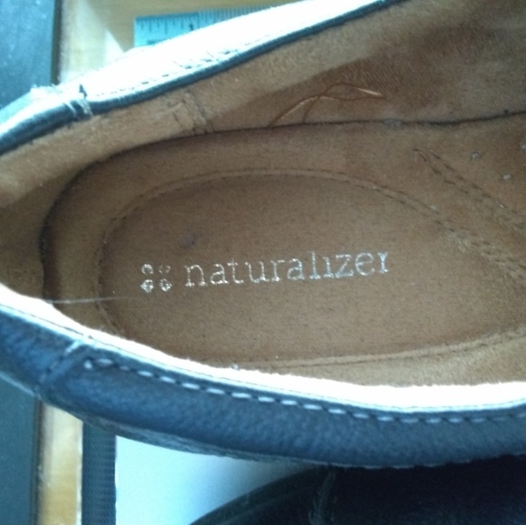 Naturalizer Black Leather Two Button Flats - Picture 5 of 6